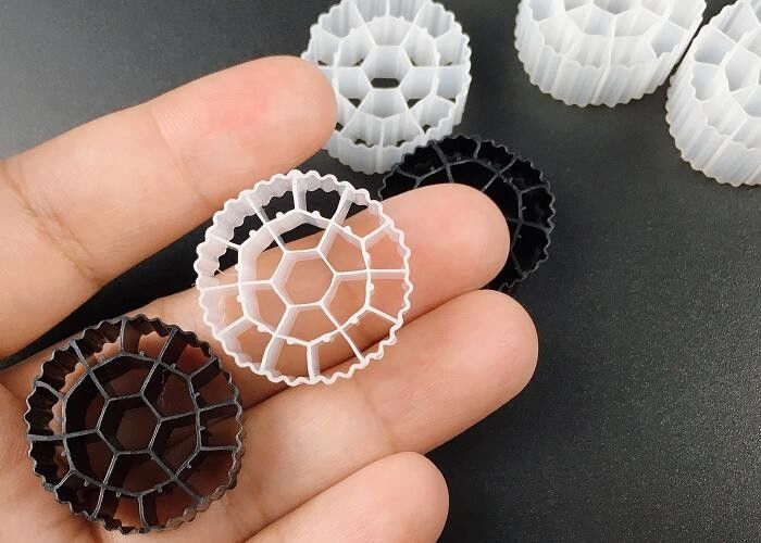 White Color biopipe Reliable Mbbr Bio Filter Media For Treating Waste Water 25*12mm