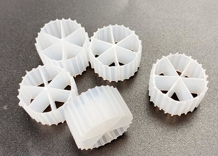 PE04 Big Surface Area White Color MBBR Bio Media 6 Rooms 800m2/M3